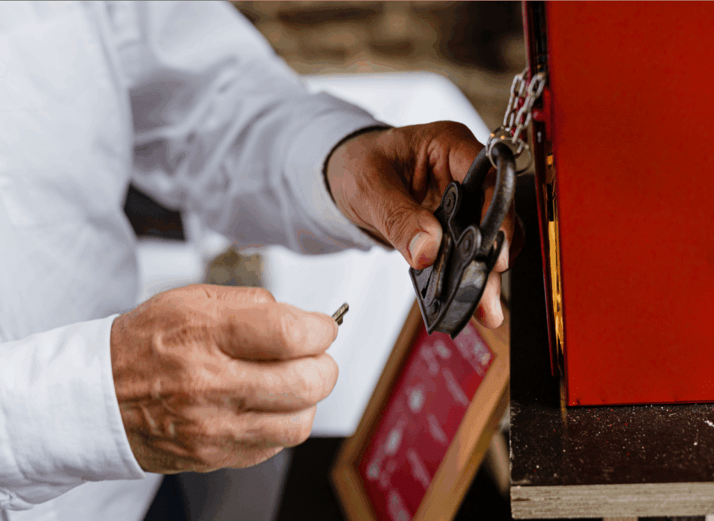 Un invité tente d'ouvrir la boîte à clés