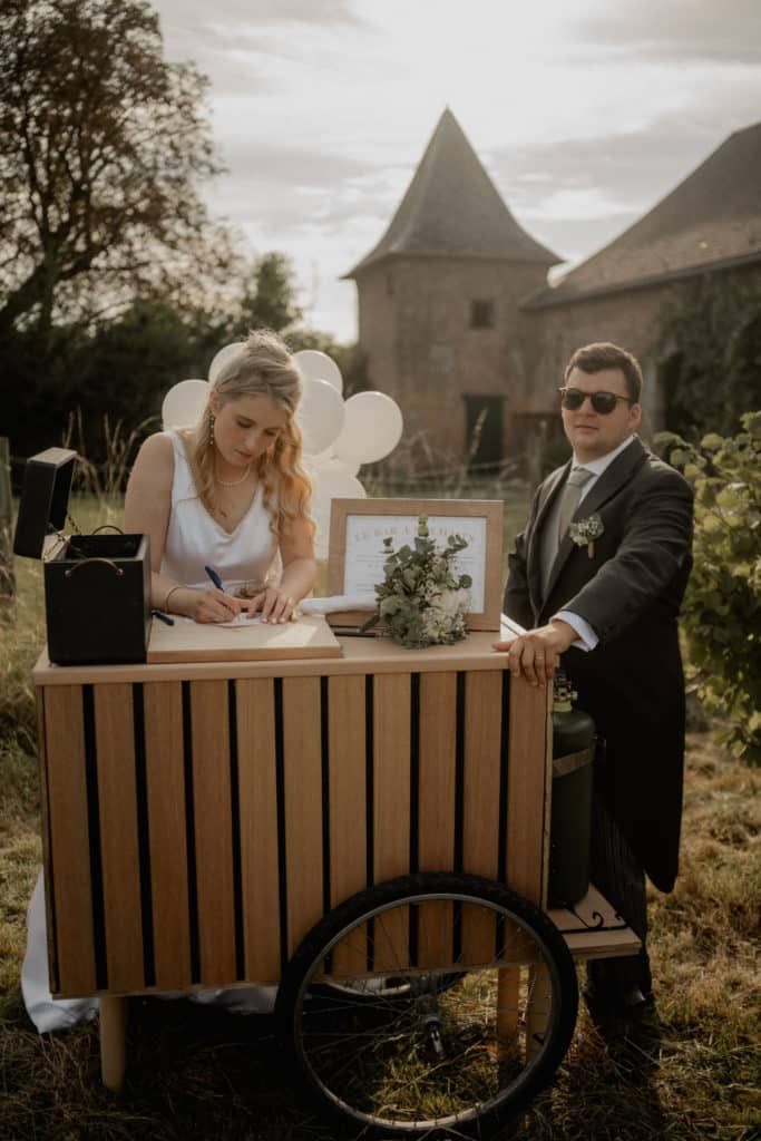 Un invité écrit un souhait sur papier ensemencé