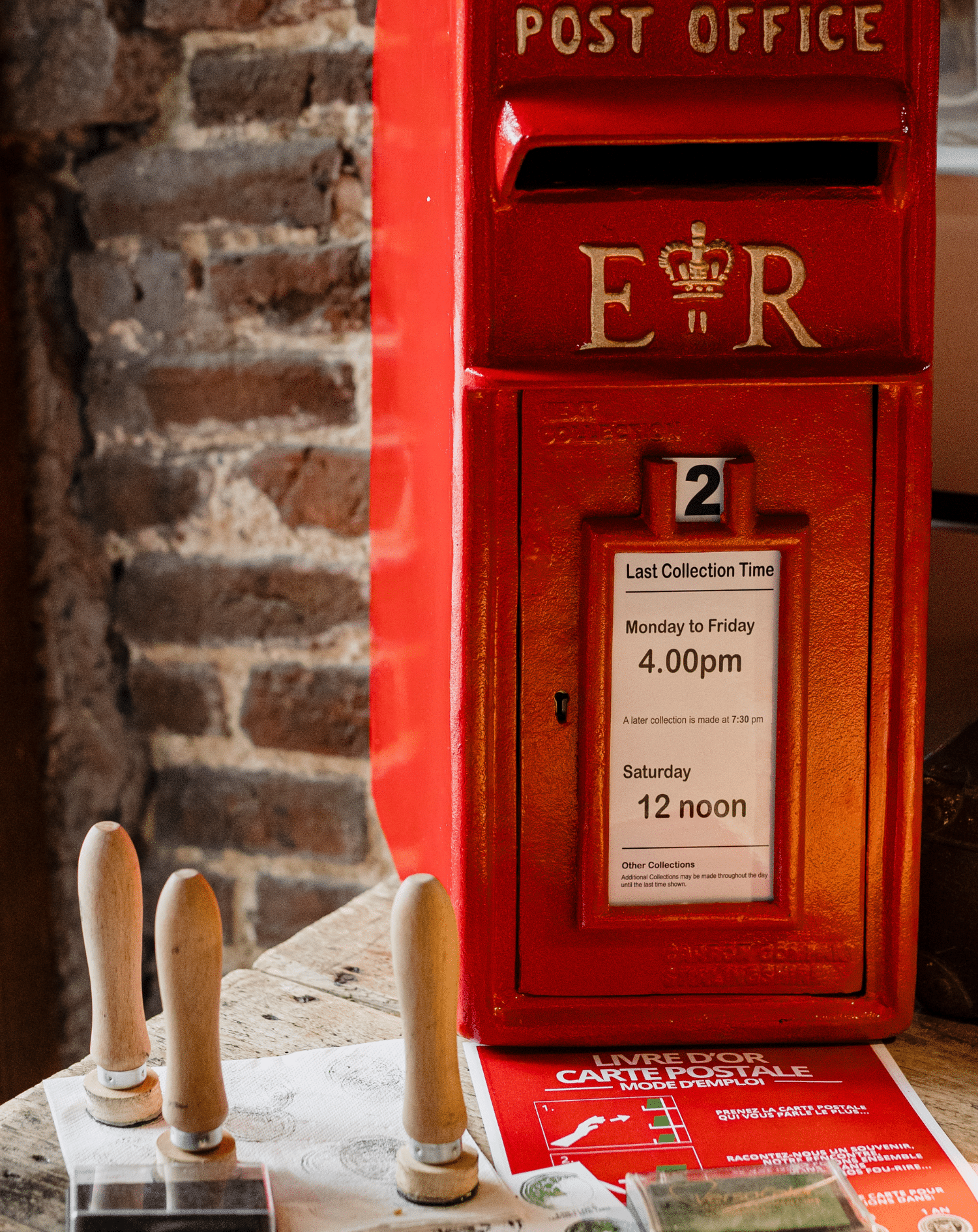Livre d'or cartes postales et boîte aux lettres britannique