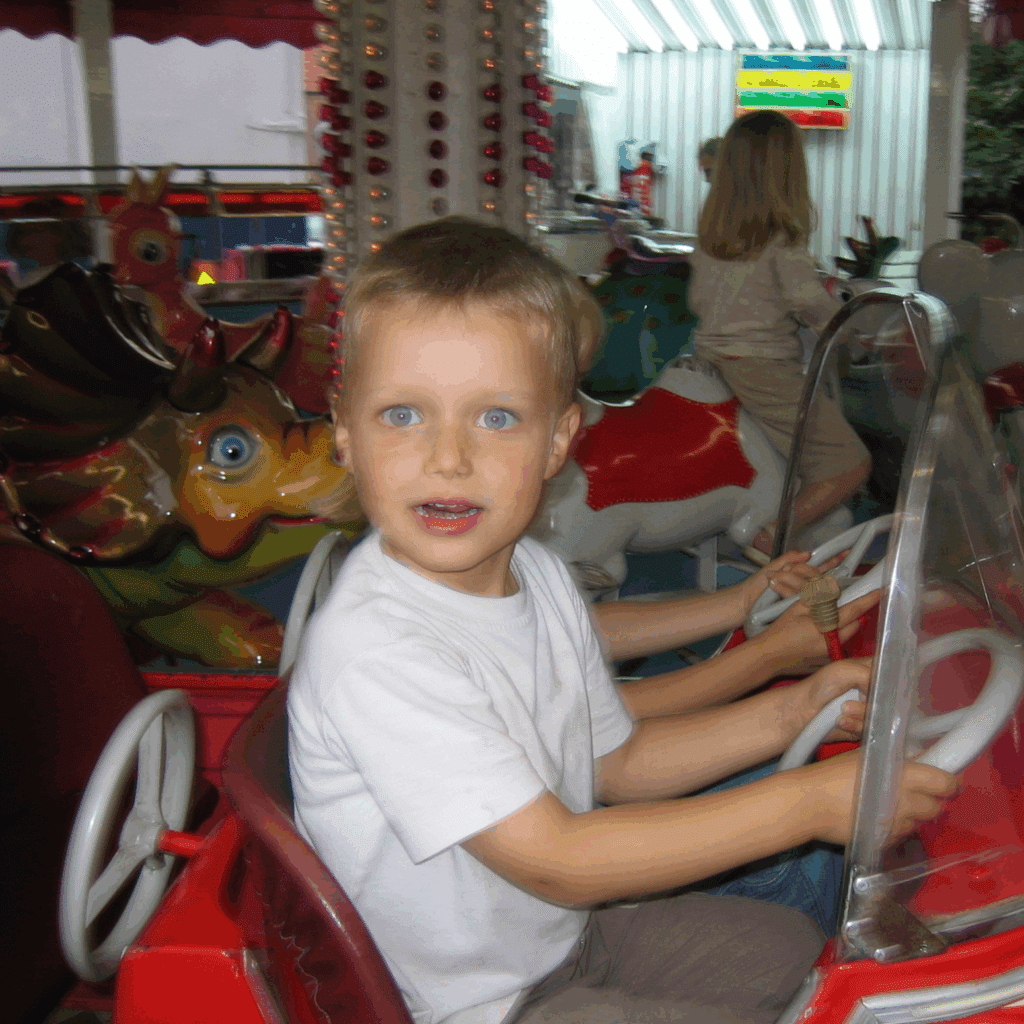 Robin enfant sur un manège
