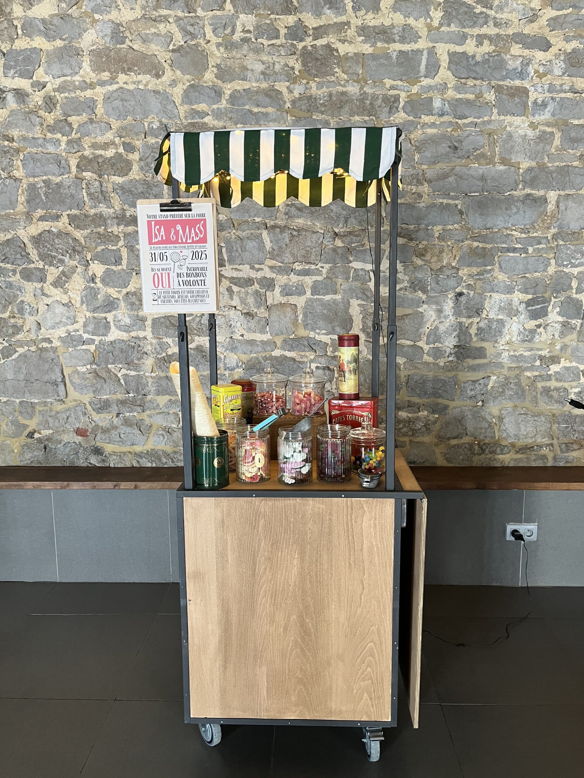 Le stand du candy bar et sa marquise