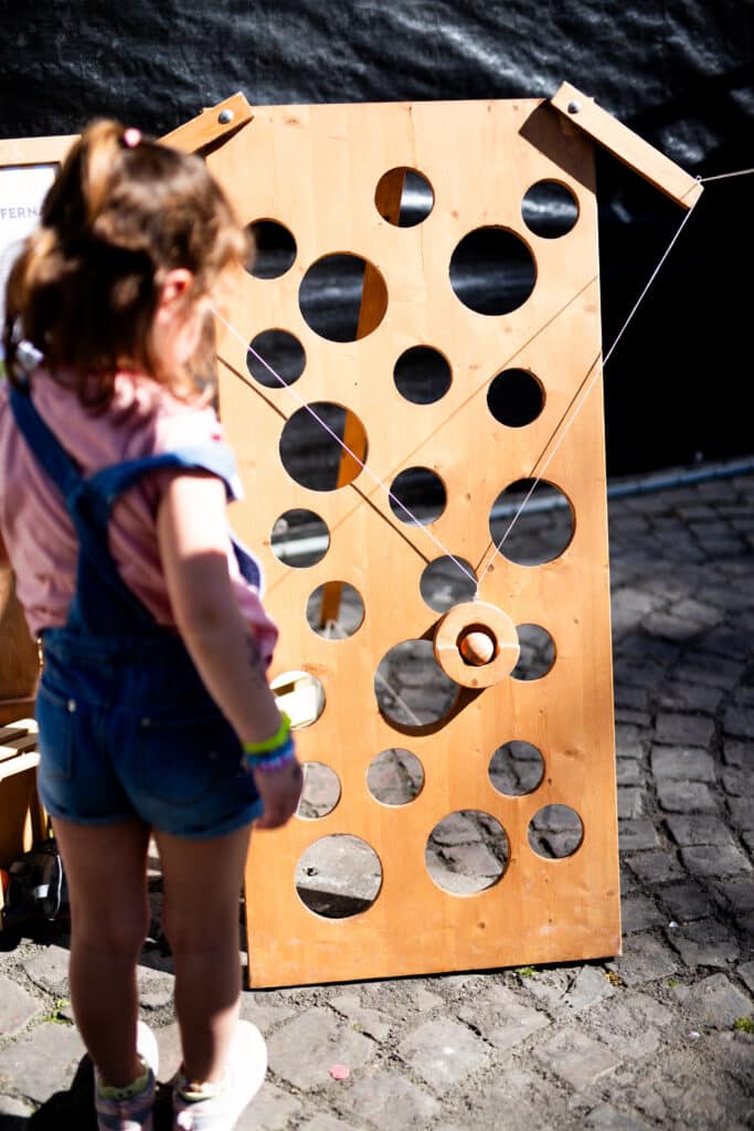 Un enfant joue à un jeu en bois