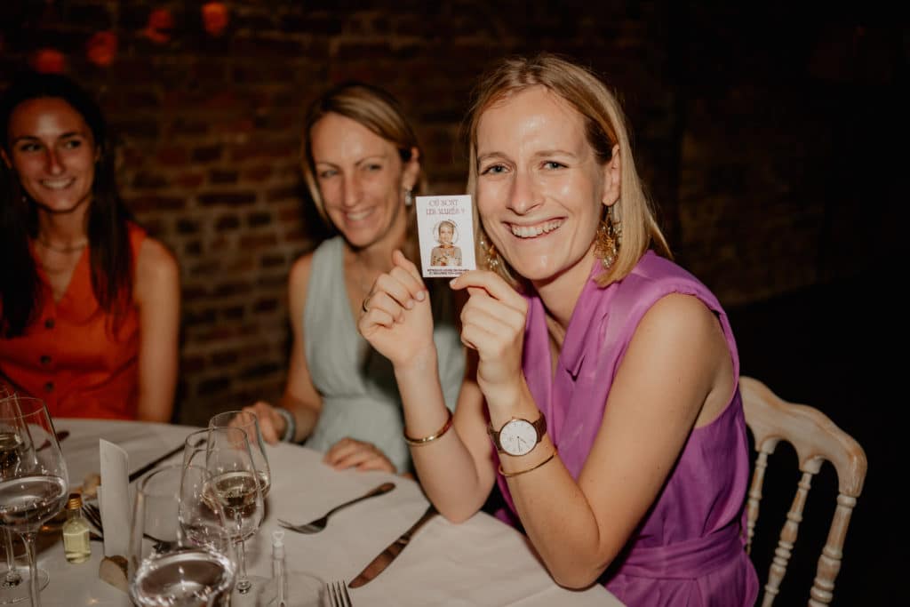 Des invités grattent leurs tickets à table
