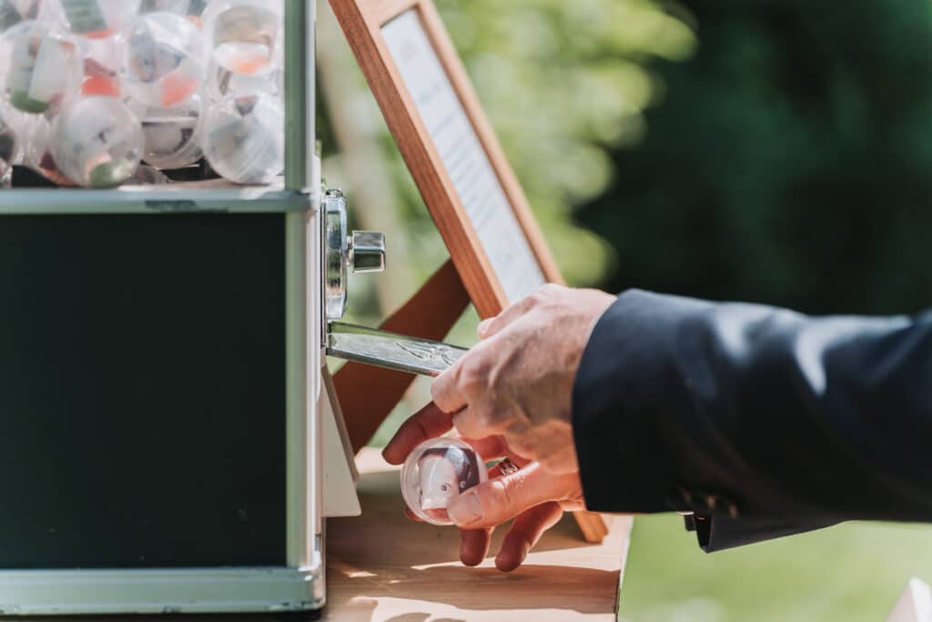 Des invités autour de la machine à boules